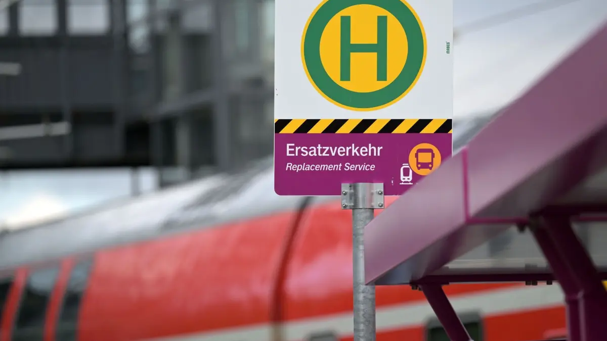 Nach Beginn der Sperrung Bahnstrecke Berlin-Hamburg: 02.08.2025, Brandenburg, Wustermark: Ein Schild kennzeichnet eine Haltestelle für Ersatzverkehr durch Busse an einem Bahnhof. Die Busse ersetzen Züge, die auf der gesperrten Strecke von Hamburg nach Berlin fuhren. Die Bahnstrecke ist eine der wichtigsten Pendlerstrecken in ganz Deutschland - und seit Freitagabend komplett gesperrt. Die marode Strecke soll in den nächsten neun Monaten umfassend saniert werden, mit erheblichen Folgen für Fahrgäste in Berlin sowie im westlichen Brandenburg. Foto: Michael Bahlo/dpa +++ dpa-Bildfunk +++