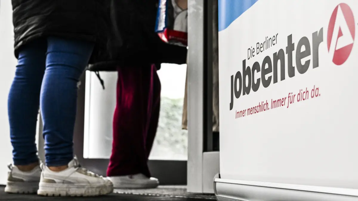 ARCHIV - 28.03.2024, Berlin: Der Eingang zum Jobcenter Tempelhof-Schöneberg. (zu dpa: «Ampel will monatliche Meldepflicht für Bürgergeld-Empfänger») Foto: Jens Kalaene/dpa +++ dpa-Bildfunk +++