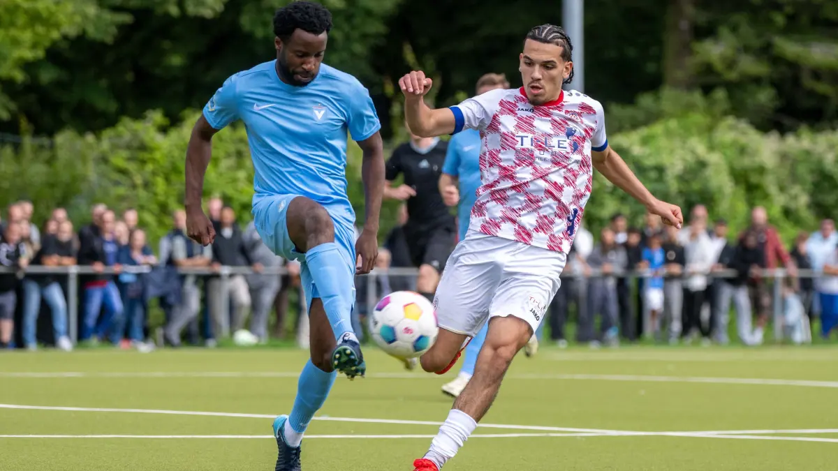 OL SD Croatia Berlin - FC Viktoria 89, 2025/26: Fußball, Herren, Saison 2025/2026, NOFV-Oberliga Nord (1. Spieltag), SD Croatia Berlin - FC Viktoria 89, v. l. Panzu Ernesto De Angelo (FC Viktoria 89 Berlin), Marouan Zghal, 03.08. 2025, Foto: Matthias Koch