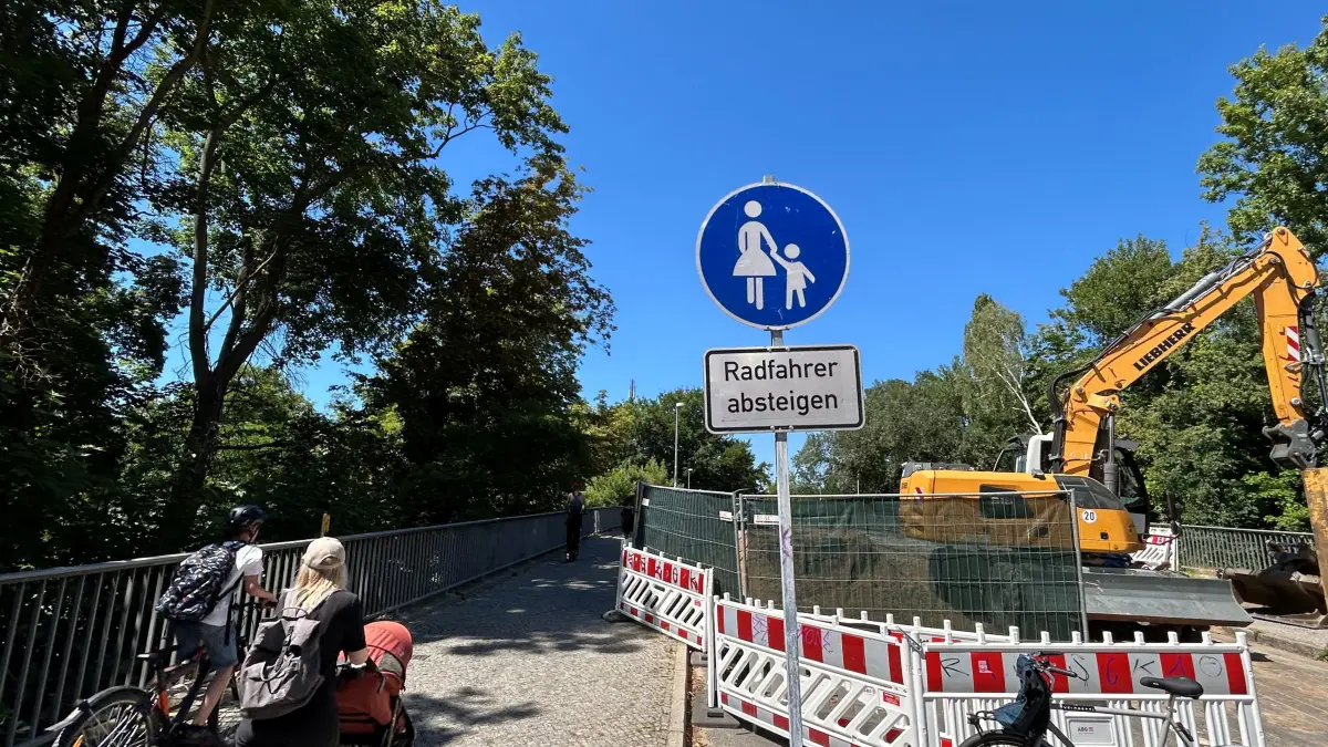 Sperrung: Nur ein Gehweg der Flakenfließbrücke (auf der Seite zum Dämeritzsee) ist derzeit passierbar. Während des Ironman soll der zweite (zum Flakenfließ) ertüchtigt werden. Dennoch ist eine Komplett-Sperrung nötig.