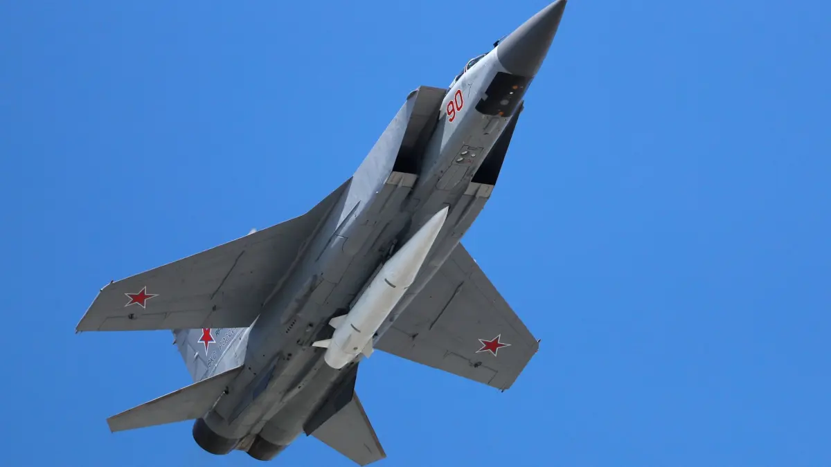 Kinschal-Rakete: ARCHIV - 09.05.2018, Russland, Moskau: Ein Mikoyan MiG-31 Abfangjäger der russischen Luftwaffe fliegt bei der russischen Militärparade zum Tag des Sieges beladen mit einer ballistischen Luft-Boden-Rakete «Kinschal» (Kh-47M2 Kinzhal). Der ukrainischen Luftwaffe ist eigenen Angaben zufolge der Abschuss von russischen Hyperschallraketen vom Typ Kinschal gelungen. (zu dpa: «Russland greift mit Kinschal-Raketen ukrainischen Fliegerhorst an») Foto: Pavel Golovkin/AP/dpa +++ dpa-Bildfunk +++