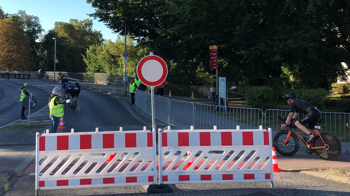 2024: Trotz Großbaustelle an der Friedrichstraße soll in Erkner auch 2025 der Ironman 70.3 steigen. Nun gibt es Kritik an der Komplett-Sperrung der Flakenfließbrücke. Warum ist sie nötig?