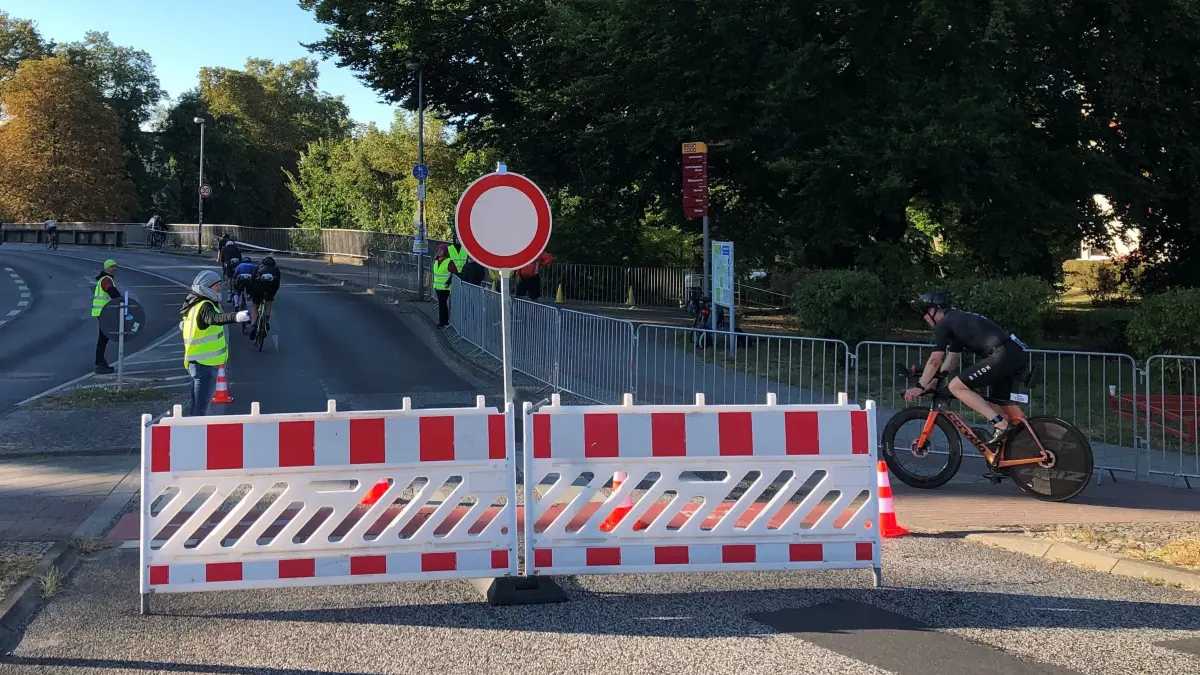 2024: Trotz Großbaustelle an der Friedrichstraße soll in Erkner auch 2025 der Ironman 70.3 steigen. Nun gibt es Kritik an der Komplett-Sperrung der Flakenfließbrücke. Warum ist sie nötig?
