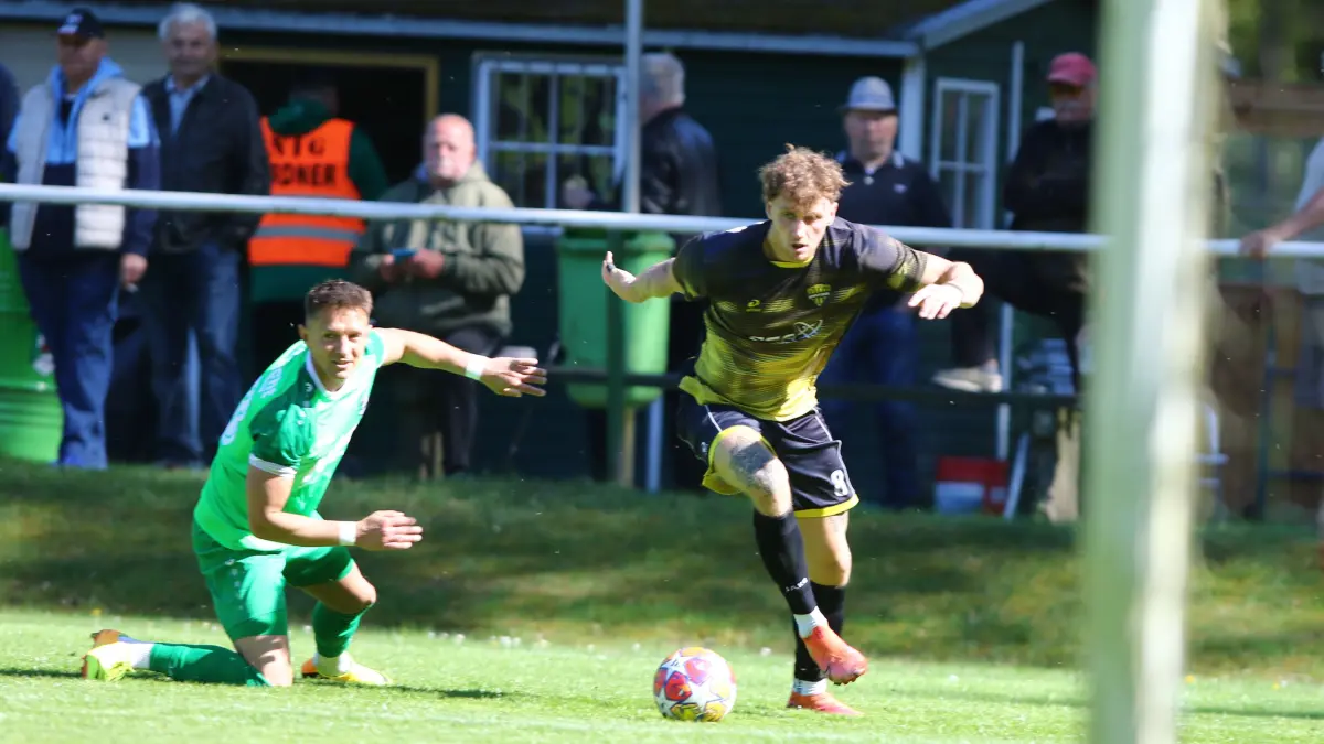 Kraftvoll in den Strafraum: Justin Hippe (am Ball) - hier gegen Vincent Lipp aus Alt Ruppin - bleibt wie andere Schlüsselspieler bei Fortuna Glienicke. Es zeichnen sich jedoch Veränderungen ab.