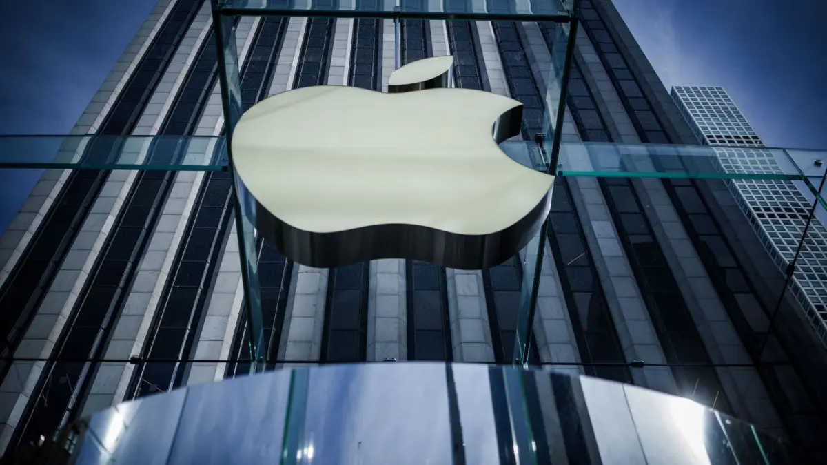 ARCHIV - 16.09.2023, USA, New York: Das Logo von Apple, aufgenommen am Apple Store in der 5th Avenue in Manhattan. (zu dpa: «Apple erhöht US-Investitionen um 100 Milliarden Dollar») Foto: Michael Kappeler/dpa +++ dpa-Bildfunk +++