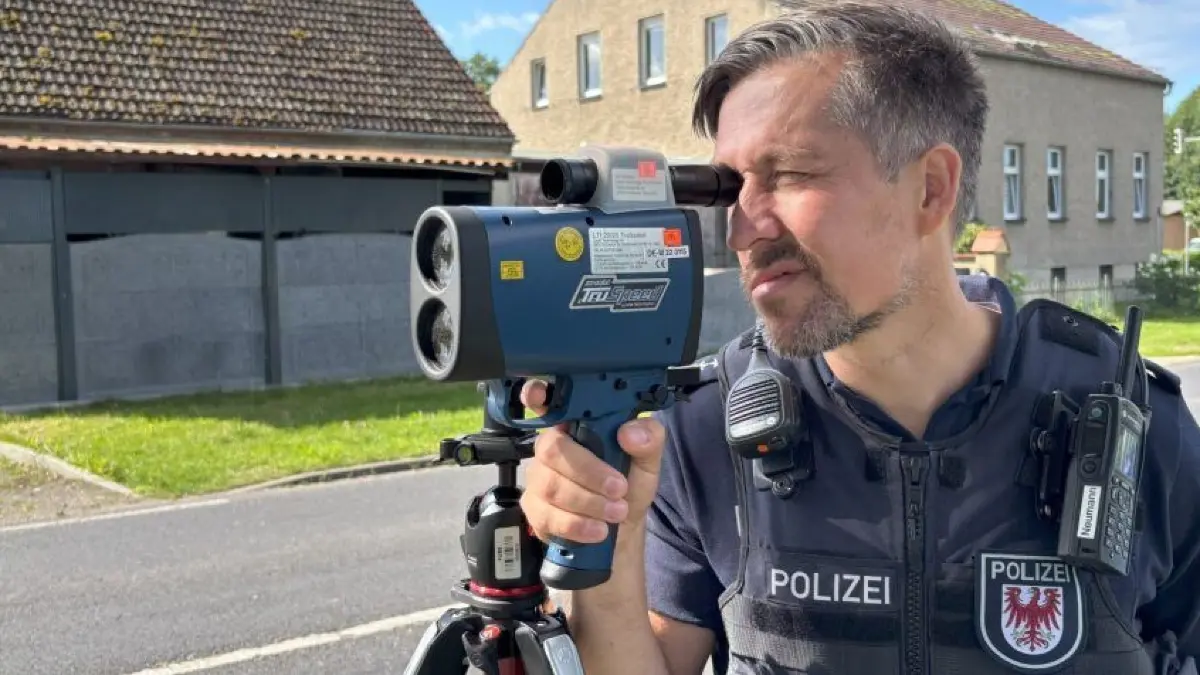 Alles im Blick: Polizeihauptkommissar Stefan Neumann misst an der L30 in Schönfließ die Geschwindigkeit der Fahrzeuge.