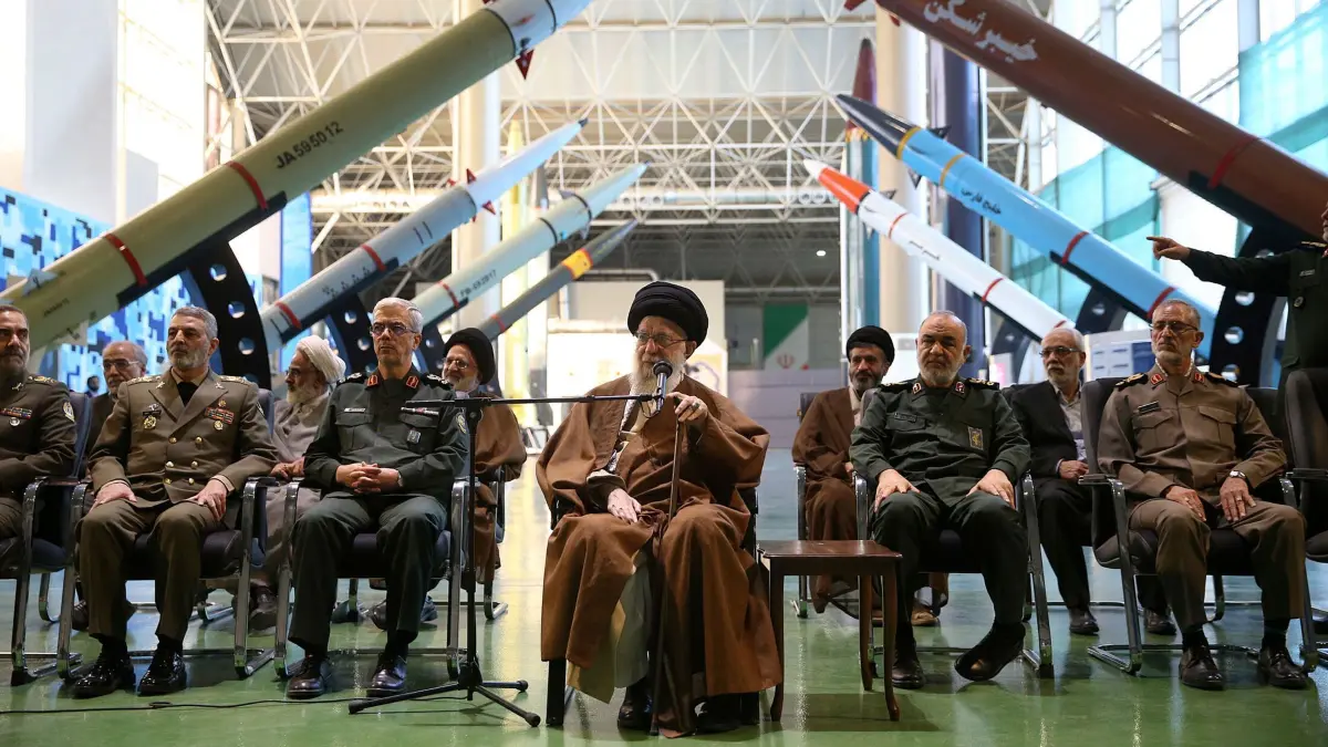 Ajatollah Ali Chamenei: HANDOUT - 19.11.2023, Iran, ---: Auf diesem von der offiziellen Website des Büros des iranischen Obersten Religionsführers veröffentlichten Bild besucht Ajatollah Ali Chamenei (M), Oberster Religionsführer des Iran, eine Ausstellung über die Errungenschaften der Revolutionsgarde in der Luft- und Raumfahrt, während er von den Kommandeuren der Streitkräfte begleitet wird. Chamenei hat zwei persönliche Vertreter für einen neu geschaffenen Verteidigungsrat ernannt. (zu dpa: «Irans oberster Führer ernennt Vertreter für Verteidigungsrat») Foto: -/AP/dpa +++ dpa-Bildfunk +++