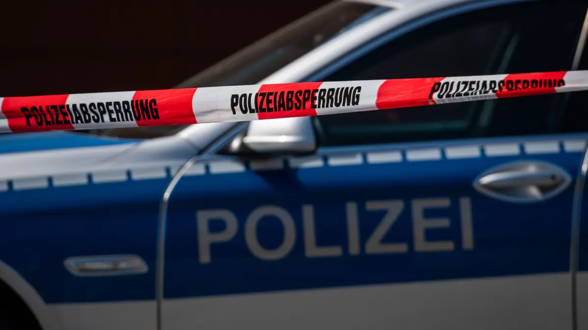 Bei einem 60-jährigen Mann in Lübtheen hat die Polizei nach eigenen Angaben Waffen und Sprengstoff sichergestellt. (Symbolbild)