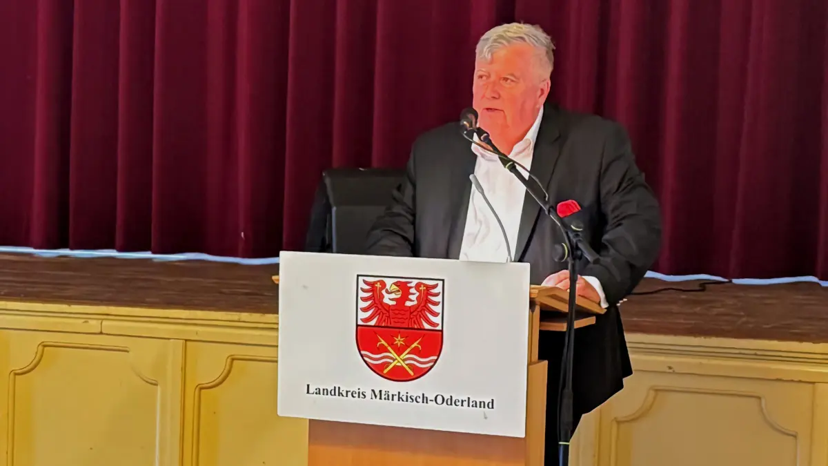 Landrat Gernot Schmidt (SPD) gab in der Kreistagssitzung am 6. August eine Stellungnahme zur aktuellen Schulsituation im Landkreis ab.