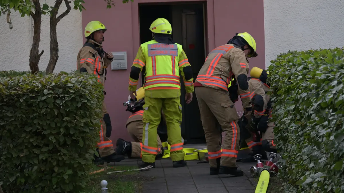 23 Einsatzkräfte der Feuerwehr waren in Fürstenwalde im Einsatz, um einen Brand in einem Mehrfamilienhaus zu löschen.