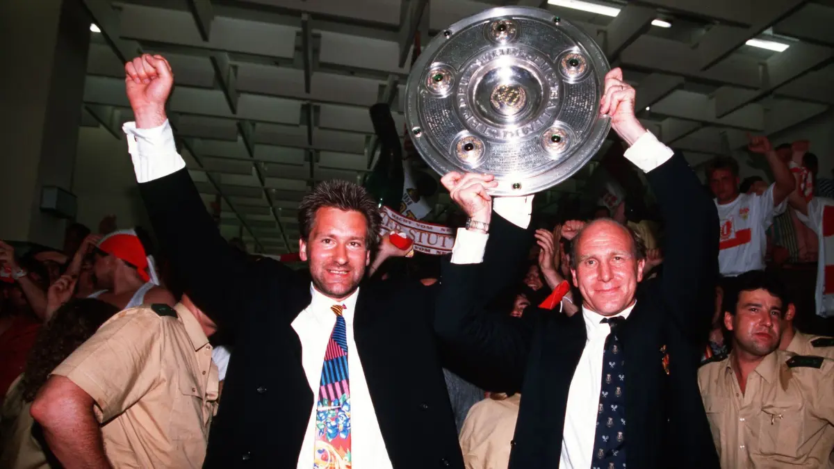 BAU // Fussball Herren Bundesliga Bayer Leverkusen - VFB Stuttgart 1- 2 , Meisterschaft 1992 von links: Eike Immel / Dieter Hoeneß mit Meisterschale
copyright by Pressefoto Baumann
D-71638 Ludwigsburg
Königsallee 43
Telefon 07141 440087 Fax 07141 440088KSK Ludwigsburg (60450050) Konto Nr. 58014email: pressefotobaumann@gmx.de
