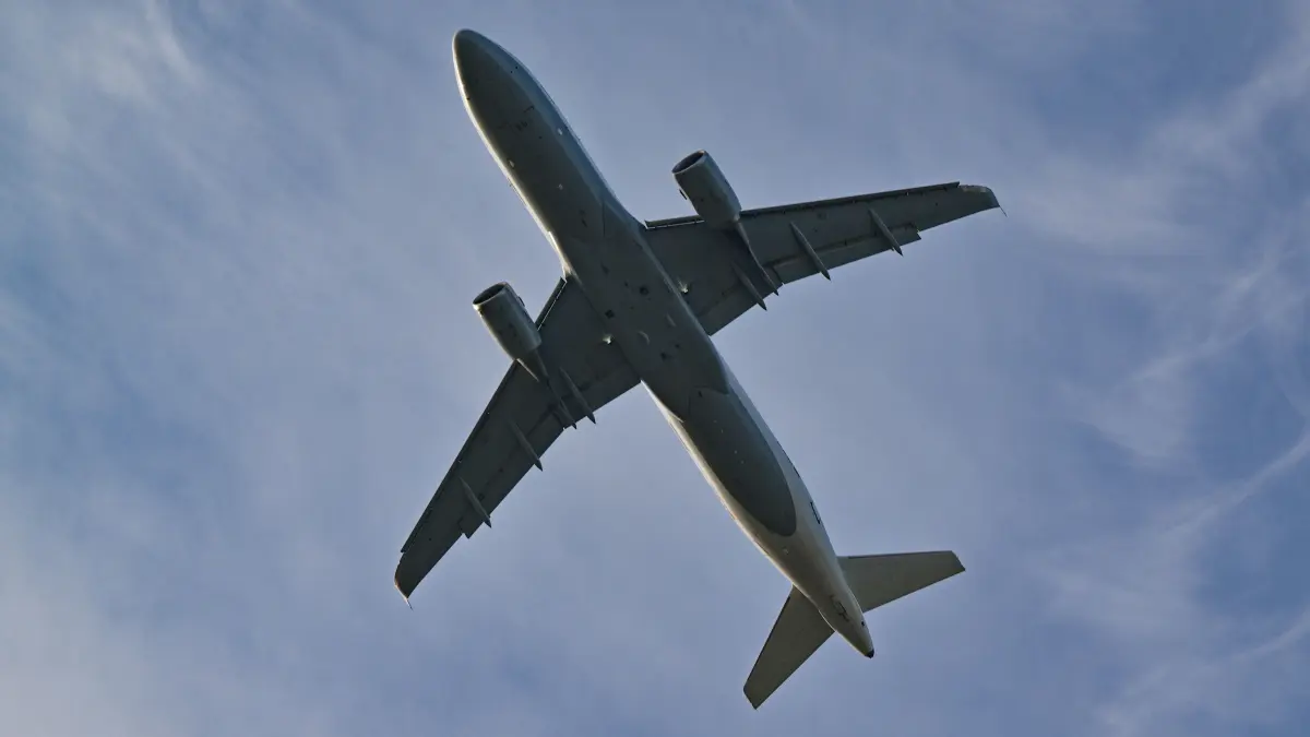 Ein Anblick, den man in Eichwalde und Schulzendorf im vergangenen Jahr öfter sehen musste: ein Passagierflugzeug beim Start von der Südbahn am Flughafen Berlin-Brandenburg.