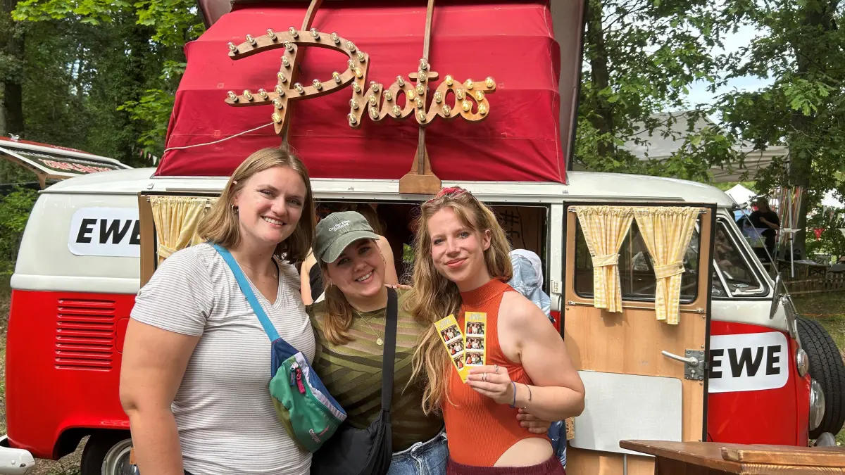 Emely, Annika und Virginia halten ihre frisch gedruckten Erinnerungen aus der Fotobox in den Händen, mittendrin im Festivaltrubel des Bergfunk Open Air in Königs Wusterhausen. Wer hierher kommt, erlebt mehr als nur Musik.