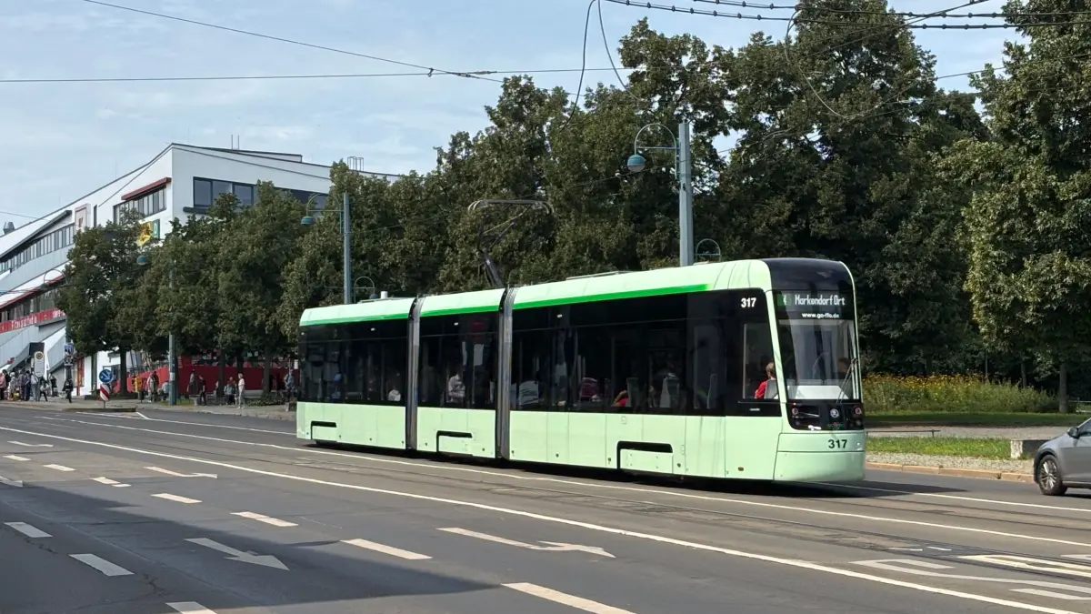 Eine der neuen Straßenbahnen unterwegs in Frankfurt (Oder) wie hier am Oderturm