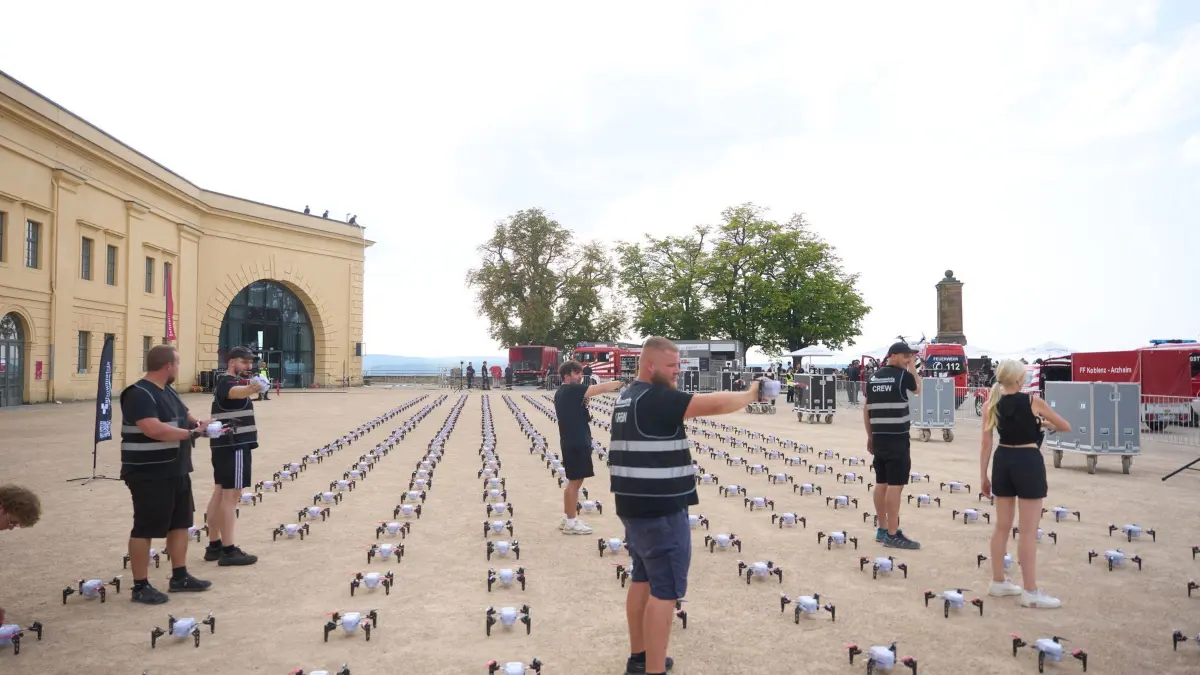Rhein in Flammen: 09.08.2025, Rheinland-Pfalz, Koblenz: Mitarbeiter der Drohnenshow bewegen die Drohnen, um sie zu kalibrieren. Entlang der schönsten Rheinabschnitte finden jährlich von Mai bis September die Feuerwerksspektakel «Rhein in Flammen» statt. Foto: Thomas Frey/dpa +++ dpa-Bildfunk +++
