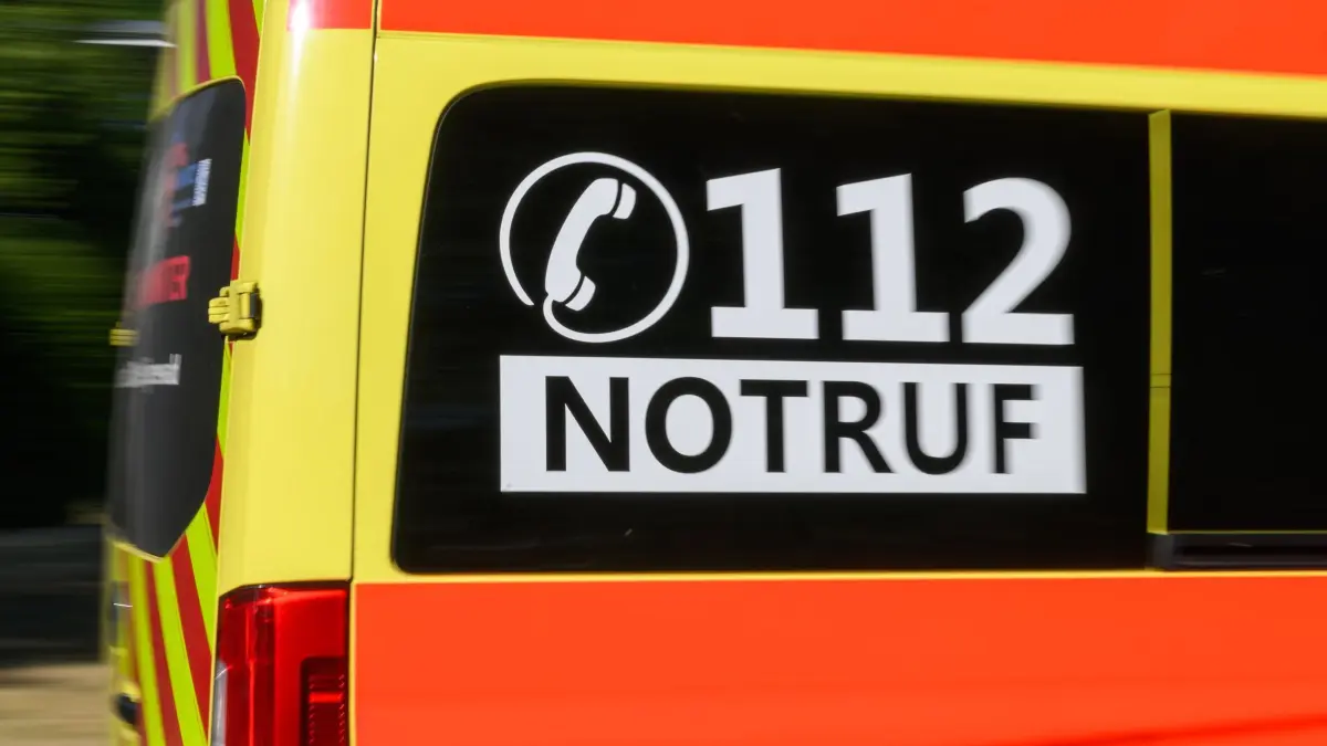 Rettungswagen: ARCHIV - 04.07.2025, Brandenburg, Cottbus: Ein Rettungsdienst ist während einer Übung im Einsatz. (zu dpa: «13-Jähriger stirbt nach Badeunfall») Foto: Patrick Pleul/dpa +++ dpa-Bildfunk +++