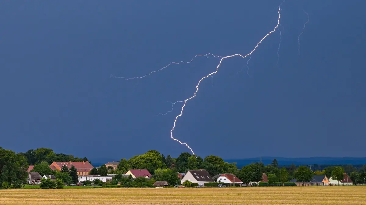 Gewitter: ARCHIV - 22.07.2025, Brandenburg, Petersdorf: Blitze eines Gewitters leuchten über der Landschaft im östlichen Brandenburg. (zu dpa: «Viel Regen, wenige Gewitter: Deutlich weniger Blitze erfasst») Foto: Patrick Pleul/dpa +++ dpa-Bildfunk +++