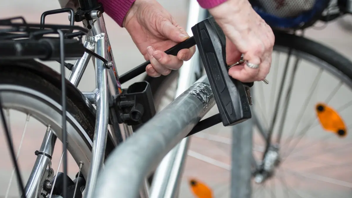 Fahrraddiebstahl: ARCHIV - 02.05.2017, Niedersachsen, Hannover: ARCHIV - Eine Frau schließt am 03.05.2017 in einer Fußgängerzone in Hannover (Niedersachsen) ein Fahrrad mit einem Fahrradschloss an einen Metallbügel an.
Fachleute raten: Das Fahrrad möglichst fest anschließen und ein gutes Schloss benutzen. (zu dpa: «Weniger Fahrräder geklaut - Fahrer nutzen bessere Schlösser») Foto: Silas Stein/dpa +++ dpa-Bildfunk +++