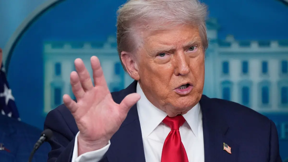 US-Präsident Trump: 11.08.2025, USA, Washington: US-Präsident Donald Trump spricht mit Reportern im James Brady Press Briefing Room im Weißen Haus. Foto: Alex Brandon/AP/dpa +++ dpa-Bildfunk +++