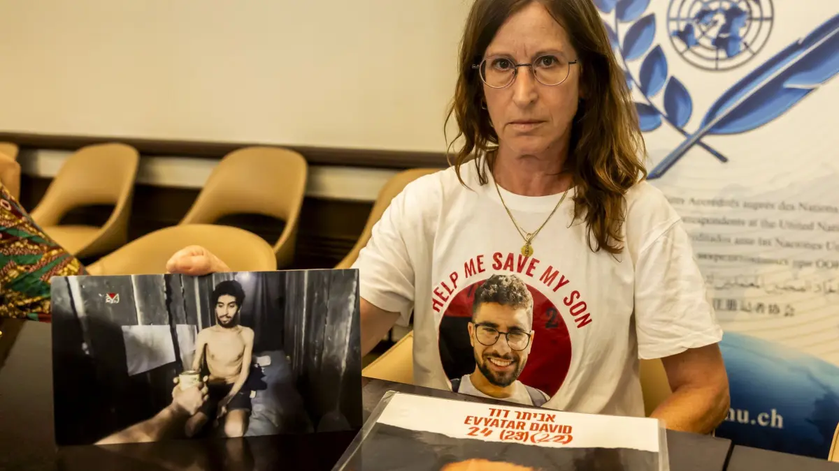 Nahostkonflikt - Genf: 12.08.2025, Schweiz, Genf: Galia David, Mutter der Geisel Evyatar David, hält ein Bild ihres Sohnes während einer Pressekonferenz, die von der Genfer Vereinigung der Korrespondenten der Vereinten Nationen (ACANU) am europäischen Hauptsitz der Vereinten Nationen organisiert wurde. ACANU organisierte eine Pressekonferenz mit den Familienangehörigen der von der Hamas in Gaza festgehaltenen israelischen Geiseln, um auf ihre Situation aufmerksam zu machen. Foto: Salvatore Di Nolfi/KEYSTONE/dpa +++ dpa-Bildfunk +++