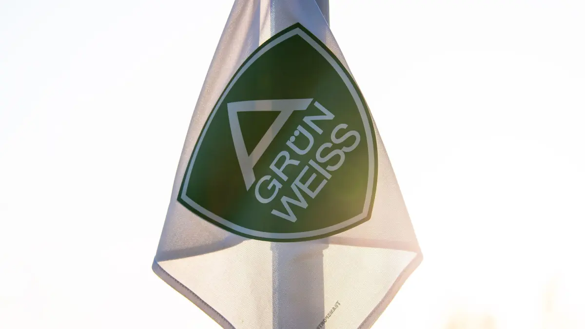 Test Ahrensfelde - Empor Berlin 2025/26: Fussball, Herren, Saison 2025/2026, Testspiel, SV Grün-Weiss Ahrensfelde - SV Empor Berlin, Eckfahne mit Logo, 12.08. 2025, Foto: Sebastian Räppold / Matthias Koch