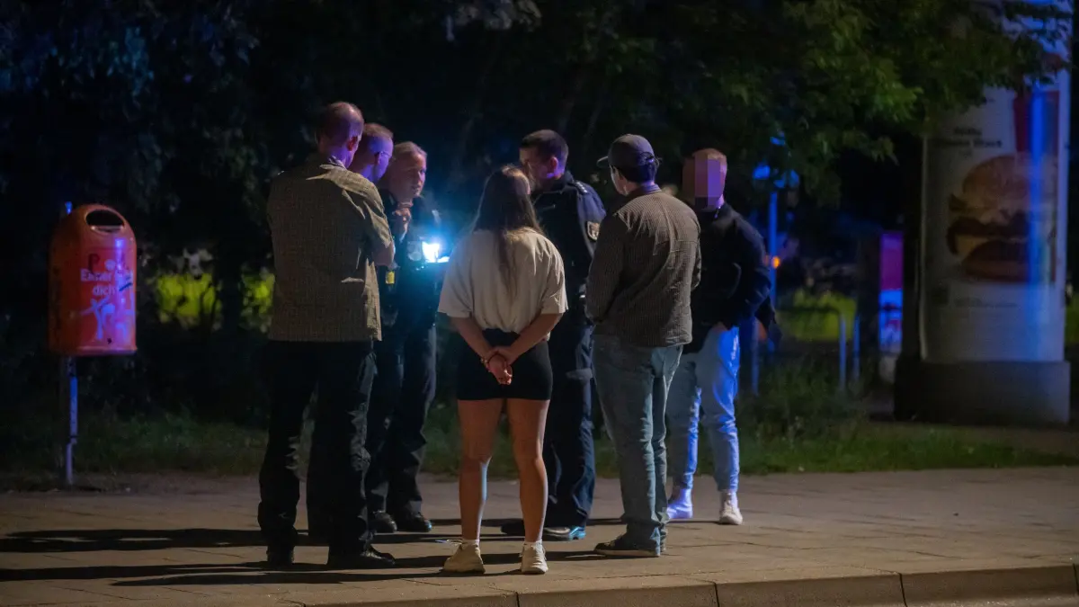 Die Polizei rückte mit einem Großaufgebot an Einsatzkräften an, diverse Zivilfahnder kamen ebenfalls zum Einsatz.