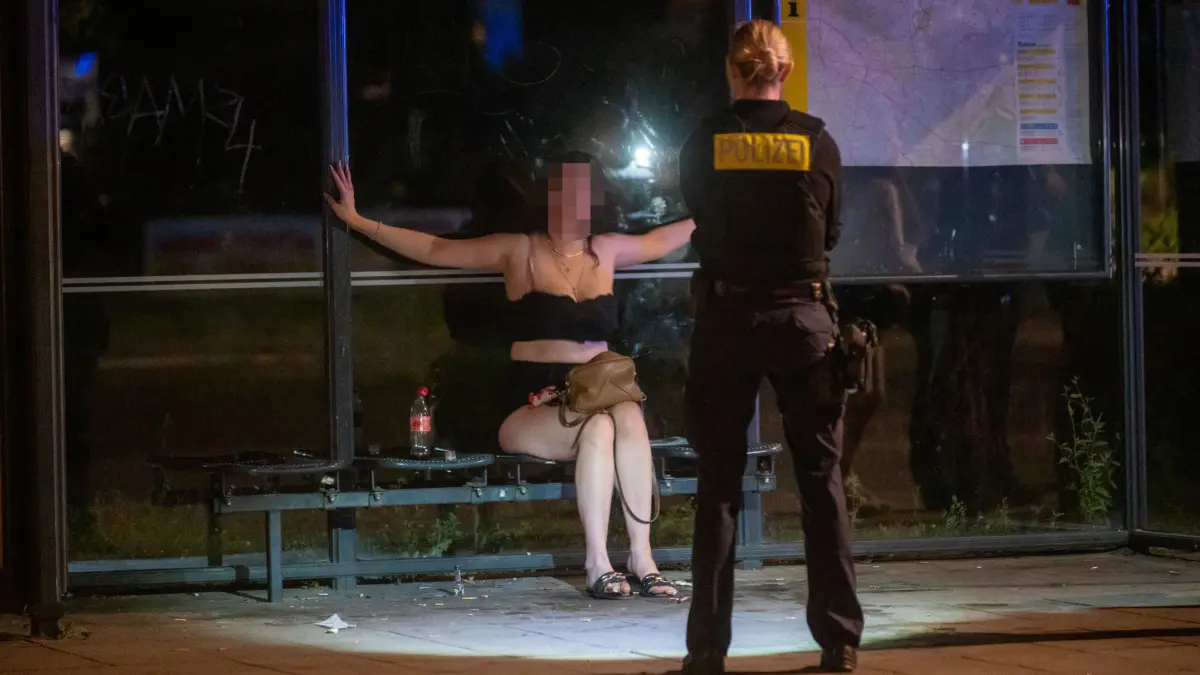 Die Polizei kontrollierte mehrere Personen im Umfeld des Tatortes an der Märkischen Allee.