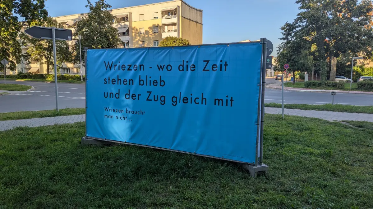 Mit provokanten Aussagen über die Stadt Wriezen sorgen diese Plakate für Aufsehen - wer dahinter steckt.