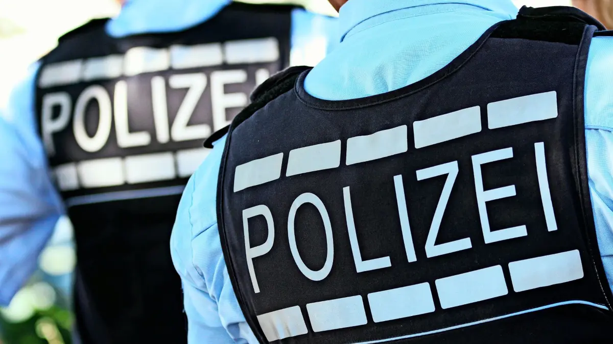 ARCHIV - 30.07.2016, Baden-Württemberg, Reutlingen: ILLUSTRATION - In Polizei-Westen gekleidete Polizisten stehen in der Stadt. (zu dpa: «Vier Verdächtige einer mutmaßlichen Diebesbande festgenommen») Foto: Silas Stein/dpa +++ dpa-Bildfunk +++