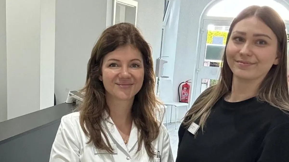 Neue Praxis in Birkenwerder: Dr. med. Lora Qodceiah (links) und Arzthelferin Annika Schubel kümmern sich um die Patienten in der dermatologischen Praxis.