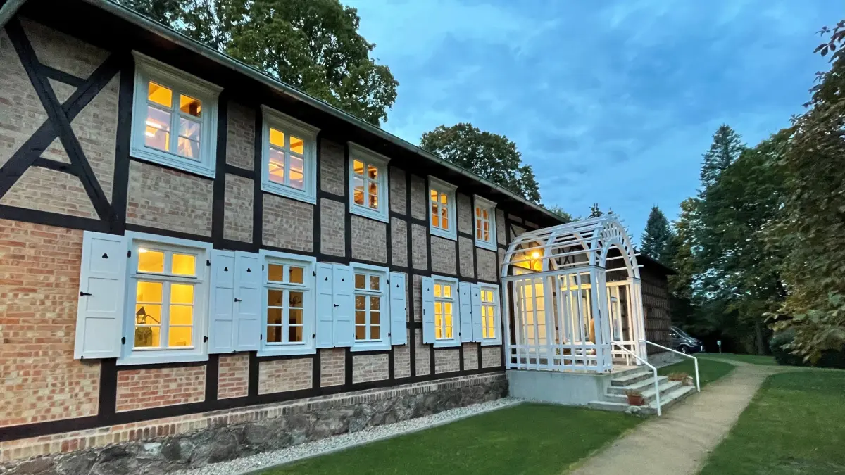 Das Schweizer Haus in Seelow. Hier wird am Samstag (16. August) das Märchen „Des Kaisers neue Kleider“ gelesen.