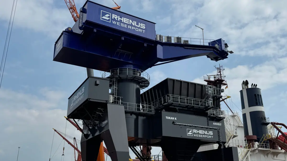 Im Hafen in Bremen wird derzeit ein gigantischer Kran von Ardelt Kranbau Eberswalde montiert.