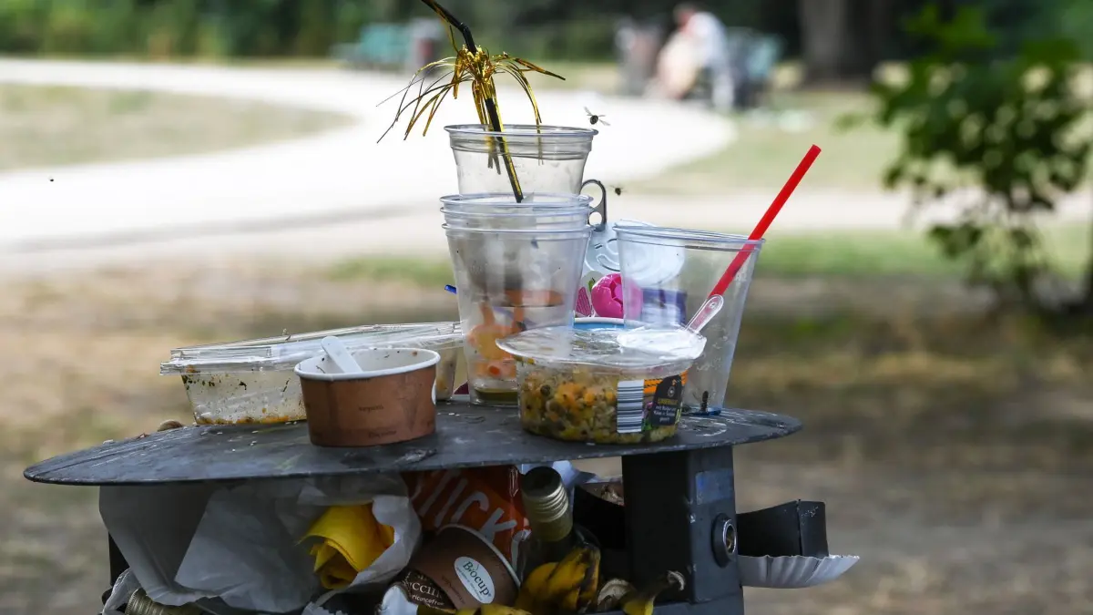 UN-Plastik-Abkommen auf Messers Schneide: ARCHIV - 13.08.2020, Berlin: Ein übervoller Mülleimer mit Partymüll im Treptower Park in Berlin.
(zu dpa: «UN-Vertrag gegen Plastikmüll auf Messers Schneide») Foto: Jens Kalaene/dpa-Zentralbild/dpa +++ dpa-Bildfunk +++
