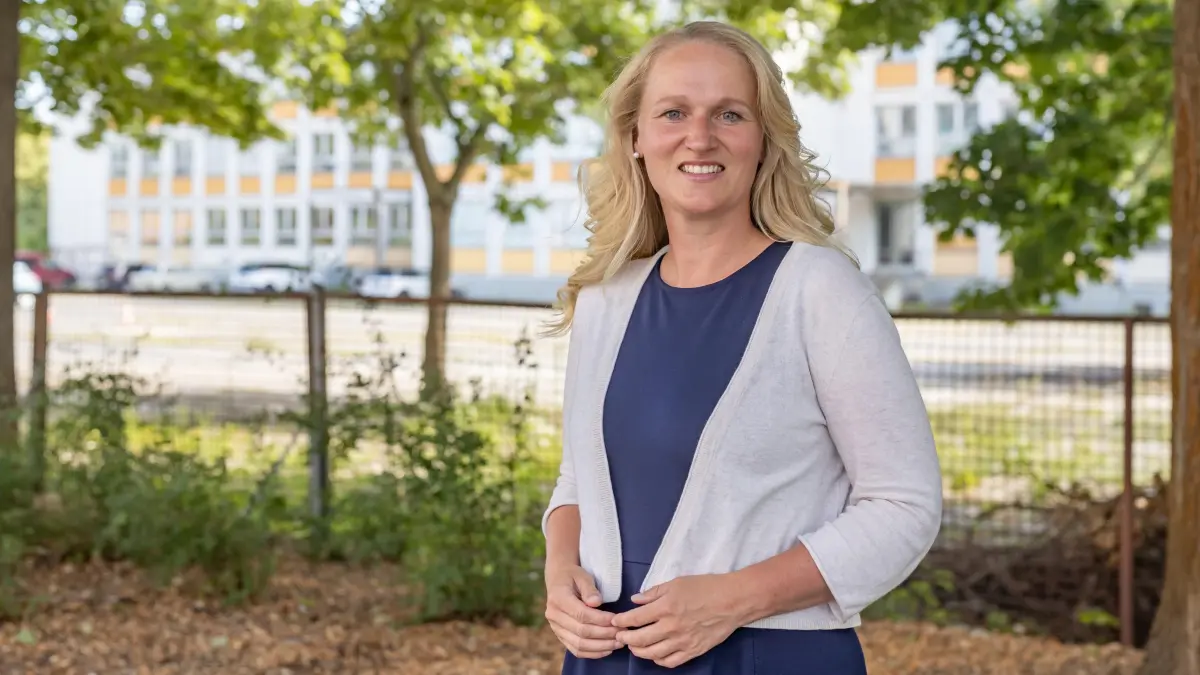 Désirée Schrade will sich besonders für die Entwicklung der Innenstadt einsetzen, wie hier vor der ehemaligen Schule an der Marktostseite