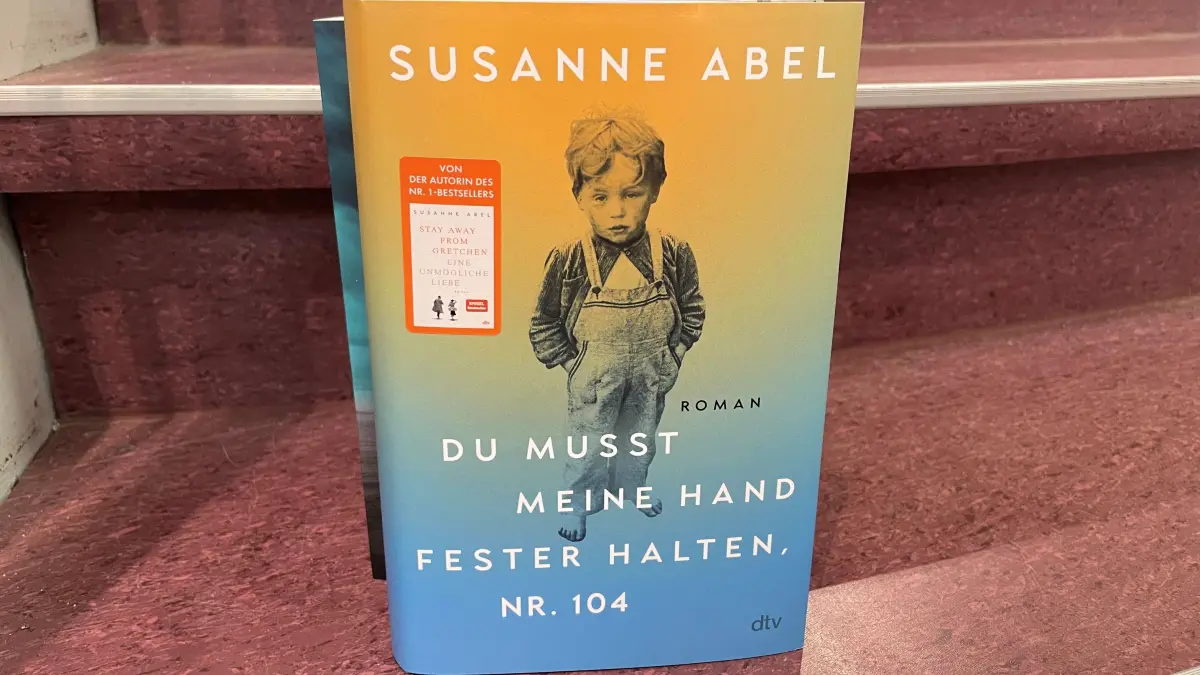 Ein Buch über die Nachkriegszeit für diejenigen, die einen größeren Koffer mit in den Urlaub nehmen und sich vor traurigen Themen nicht scheuen.