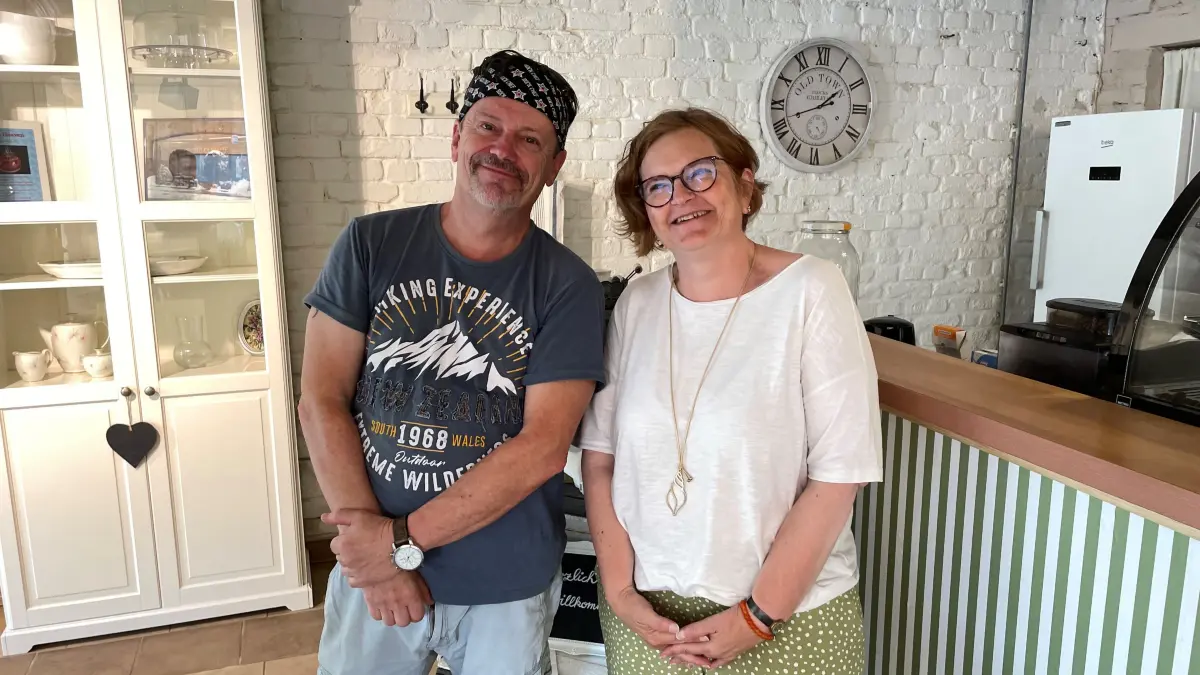 Neueröffnung Café Konditorei Bäcker in Klosterfelde "Heaven's Cake", André Haughton (links, Konditor, 58 Jahre), Schwester Shirley Haughton (rechts)