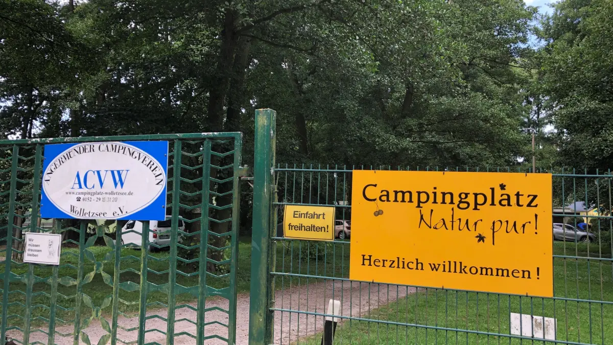 Eingang zum Campingplatz am Wolletzsee. Das Tor hatte die Stadt errichtet, es stammt noch aus DDR-Zeiten.