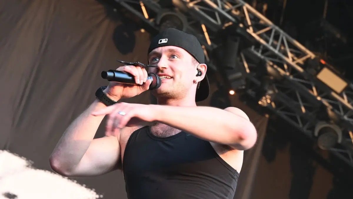 Beginn Musik- und Kunstfestival MS Dockville: 15.08.2025, Hamburg: Der deutsche Hip-Hop-Künstler Ritter Lean spielt auf der Bühne Vorschot auf dem MS Dockville. Das Festival findet am 15. und 16. August im Industrie- und Hafengebiet von Hamburg-Wilhelmsburg statt. Foto: David Hammersen/dpa +++ dpa-Bildfunk +++