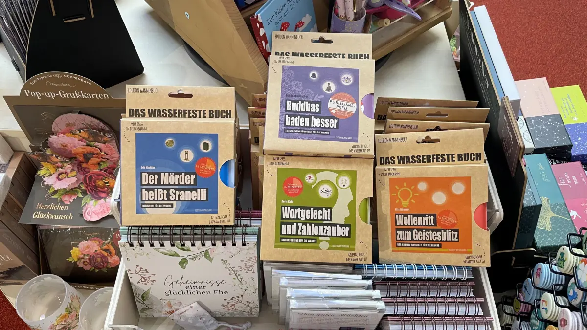 Wer sich gar nicht vom Lesen trennen möchte, könnte ein wasserfestes Buch gebrauchen. Ob auf einer Wassermatratze, im Meer oder im Pool, dem Lesen steht nichts mehr im Weg.