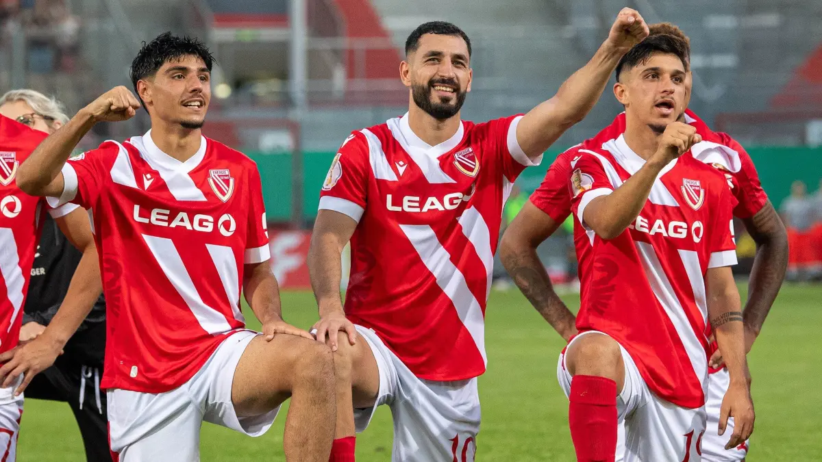DFB-Pokal (1. Runde): Energie Cottbus - Hannover 96 2025/26: Fußball, Herren, Saison 2025/2026, DFB-Pokal (1. Runde), FC Energie Cottbus - Hannover 96, v. l. Timmy Thiele (Energie Cottbus), Can Moustfa (Energie Cottbus), Tolcay Cigerci (Energie Cottbus), Jannis Boziaris (Energie Cottbus), Jonas Hofmann (Energie Cottbus), Jubel nach Abpfiff, 16.08.2025, Foto: Sebastian Räppold / Matthias Koch