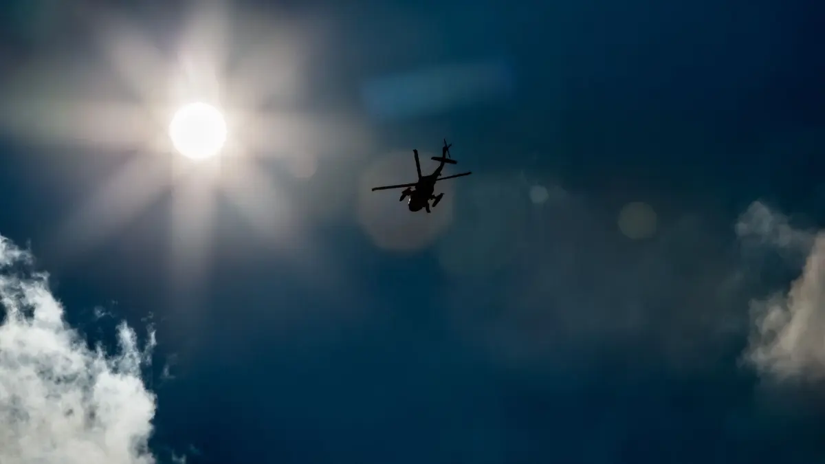 Ein Hubschrauber fliegt am 16.03.2016 über Lahnstein (Rheinland-Pfalz) an der Sonne vorbei, die vom blauen Himmel scheint. Foto: Frank Rumpenhorst/dpa ++ +++ dpa-Bildfunk +++