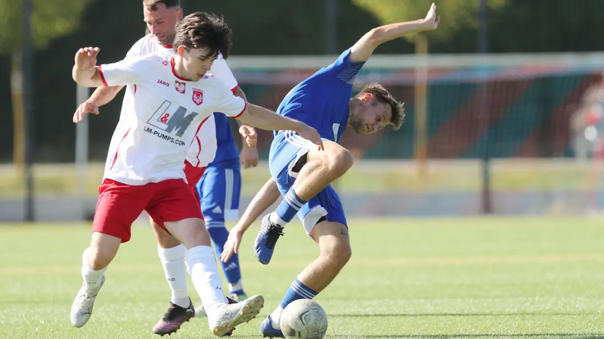1. Runde Landespokal FC Husaria Schwedt - Schönower SV: Schwedt, 16.08.25, 1. Runde Landespokal FC Husaria Schwedt - Schönower SV, Marcin Piatak (links) gegen Schönows Pawel Jaloszynski (rechts in blau)
