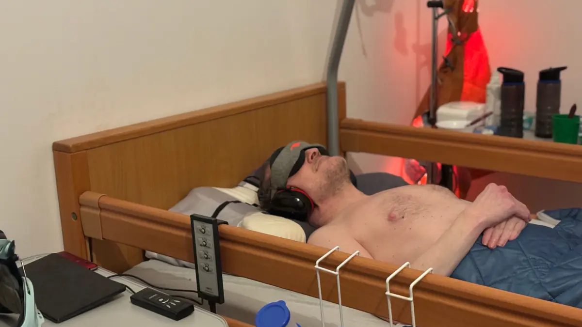 Marc Kirch ist schwerst an ME/CFS erkrankt. Wir veröffentlichen dieses Foto auf seinen ausdrücklichen Wunsch hin. "Ich möchte, dass die Menschen sehen, wie wir ME/CFS-Erkrankten leben müssen", sagt er. Normalerweise ist sein Zimmer in komplette Dunkelheit gehüllt.
