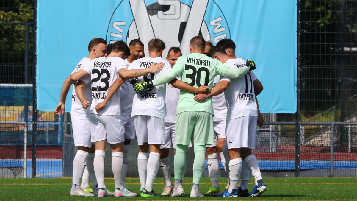 Die neue Macht in Potsdam: SV Viktoria Potsdam im Mannschaftskreis vor dem Landespokal-Spiel gegen SV Altlüdersdorf. Den Brandenburgligisten schaltete der Aufsteiger zur Landesliga aus.