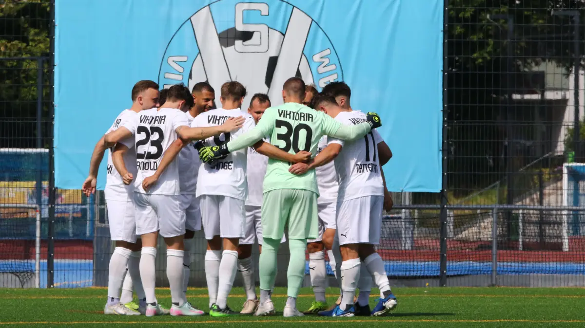 Die neue Macht in Potsdam: SV Viktoria Potsdam im Mannschaftskreis vor dem Landespokal-Spiel gegen SV Altlüdersdorf. Den Brandenburgligisten schaltete der Aufsteiger zur Landesliga aus.
