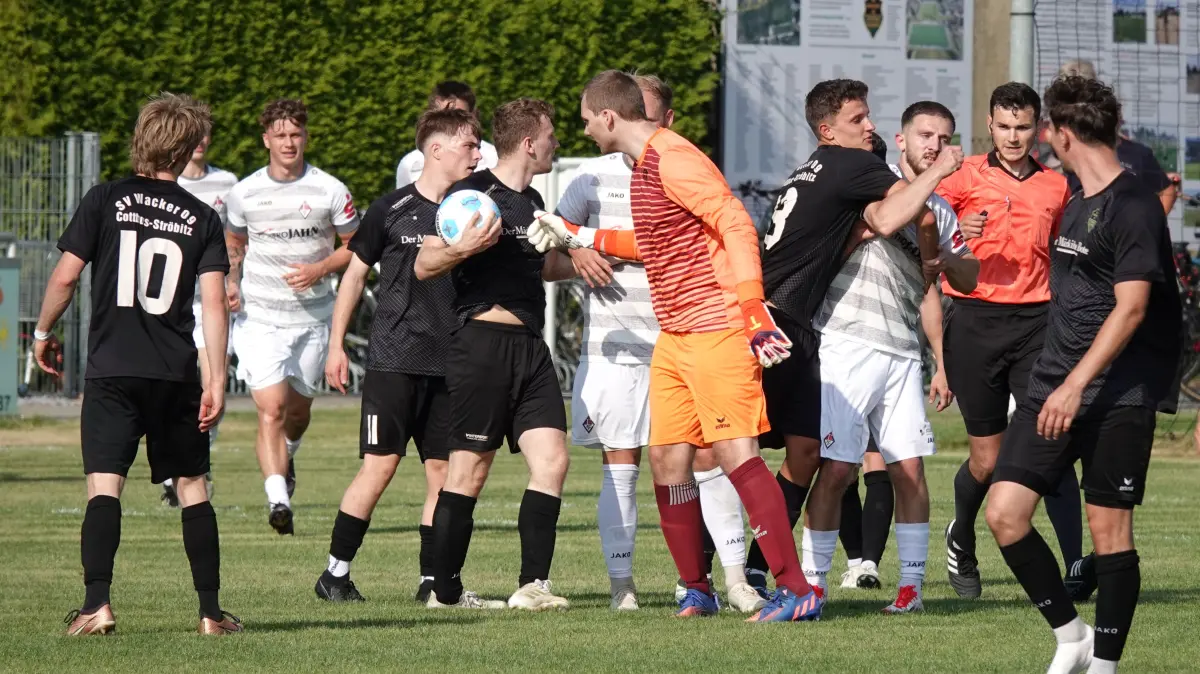 Hektik in der Schlussphase: Nach dem Treffer in der Nachspielzeit vom 1. FC Frankfurt verhängte der Schiedsrichter drei Platzverweise, zwei für Wacker 09 Cottbus-Ströbitz.