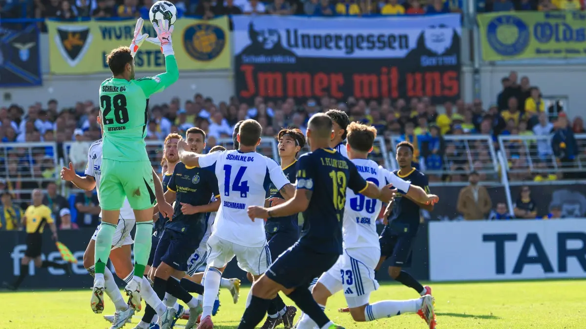 Lok Leipzig - FC Schalke 04: 17.08.2025, Sachsen, Leipzig: Fußball: DFB-Pokal, 1. Runde. Lok Leipzig - FC Schalke 04. Torwart Justin Heekeren (FC Schalke 04) hält einen Ball. Foto: Jan Woitas/dpa - WICHTIGER HINWEIS: Gemäß den Vorgaben der DFL Deutsche Fußball Liga bzw. des DFB Deutscher Fußball-Bund ist es untersagt, in dem Stadion und/oder vom Spiel angefertigte Fotoaufnahmen in Form von Sequenzbildern und/oder videoähnlichen Fotostrecken zu verwerten bzw. verwerten zu lassen. +++ dpa-Bildfunk +++