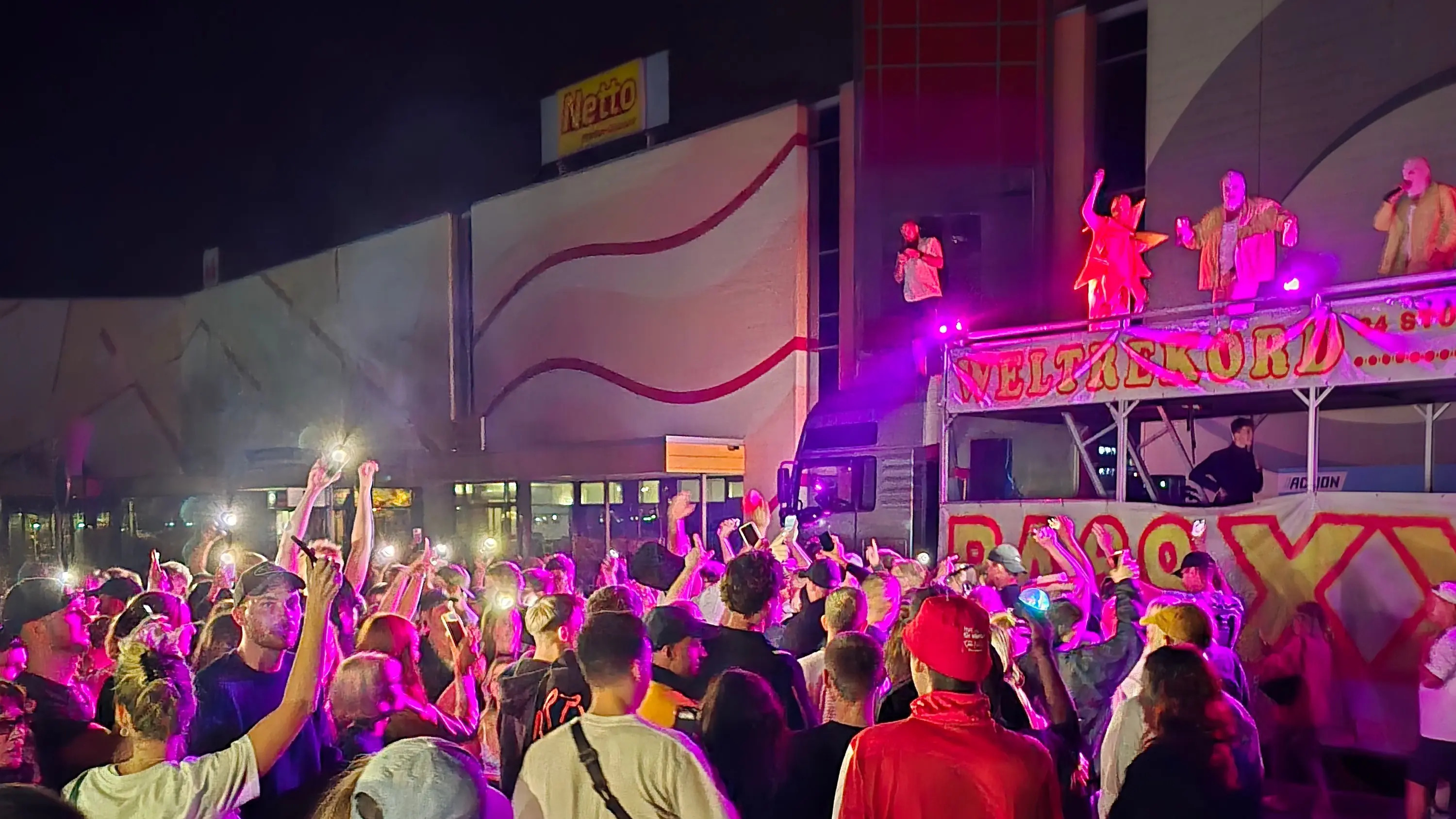 „Biertornado“: Rapper von PA69 holen Weltrekord im Berliner Speckgürtel ...