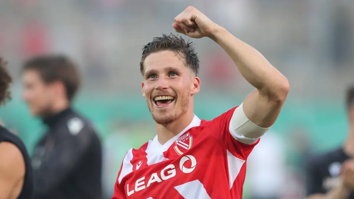 Fussball DFB Pokal 1. Runde, FC Energie Cottbus - Hannover 96: 16.08.2025, xtgx, Fussball DFB Pokal 1. Runde, FC Energie Cottbus - Hannover 96 emspor, v.l. Axel Borgmann Cottbus, 20 Jubel ueber den Sieg, Jubel nach Spielende DFL/DFB REGULATIONS PROHIBIT ANY USE OF PHOTOGRAPHS as IMAGE SEQUENCES and/or QUASI-VIDEO Cottbus *** 16 08 2025, xtgx, Fußball DFB Pokal 1 Runde, FC Energie Cottbus Hannover 96 emspor, v l Axel Borgmann Cottbus, 20 Jubel ueber den Sieg, Jubel nach Spielende DFL DFB REGULATIONS PROHIBIT ANY USE OF PHOTOGRAPHS as IMAGE SEQUENCES and or QUASI VIDEO Cottbus