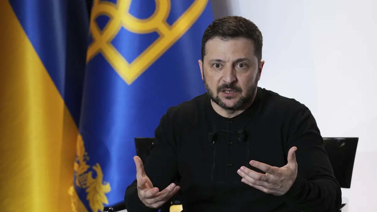 ARCHIV - 27.03.2025, Frankreich, Paris: Wolodymyr Selenskyj, Präsident der Ukraine, spricht während einer Pressekonferenz nach dem Gipfel der sogenannten «Koalition der Willigen». (zu dpa: «Britische und französische Militärs in Kiew») Foto: Aurelien Morissard/AP/dpa +++ dpa-Bildfunk +++